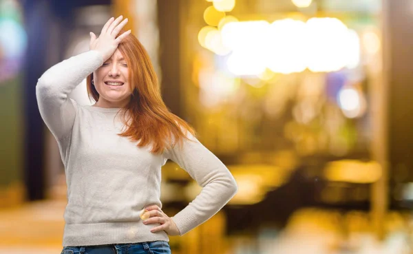 Bella Giovane Donna Rossa Terrorizzata Nervosa Che Esprime Ansia Gesto — Foto Stock