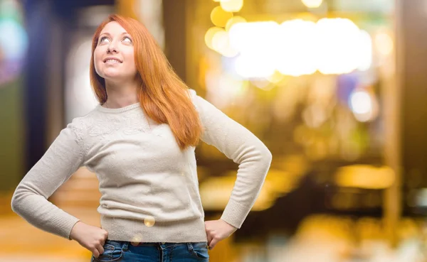 Hermosa Joven Pelirroja Confiada Feliz Con Una Gran Sonrisa Natural — Foto de Stock