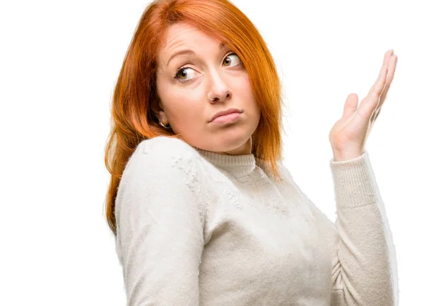 Mulher Ruiva Jovem Bonita Dúvida Expressão Confundir Maravilha Conceito Futuro — Fotografia de Stock