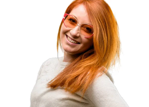 Beyaz arka plan üzerinde güzel genç Kızıl saçlı kadın kendinden emin ve mutlu bir büyük doğal gülümseme gülmüyorum, doğal ifade ile izole