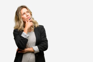 Genç kadın operatörden düşünme ve şüphe ifade arıyorum merkezini arayabilir ve merak ediyorum