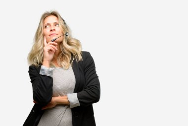 Genç kadın operatörden düşünme ve şüphe ifade arıyorum merkezini arayabilir ve merak ediyorum