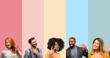 Grup insanlar, kadın ve erkek parmak yükselterek serin, üç numaralı demektir