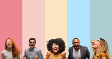 Büyük başarı, güç, enerji ve olumlu duygular ifade insanlar kadın ve adam mutlu ve heyecanlı kutluyor zafer serin grubudur. Yeni iş neşeli kutluyor