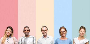 İnsanlar, kadın ve erkek kendinden emin ve mutlu bir büyük doğal gülümseme gülmek ile karışık Grup