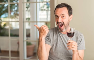 El ve parmak ile yukarı dönük mutlu yüz gülümseyen ile şarap içme orta yaş erkek