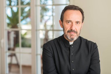 Hıristiyan rahip adam akıllı yüzünde ciddi düşünme emin bir ifade ile