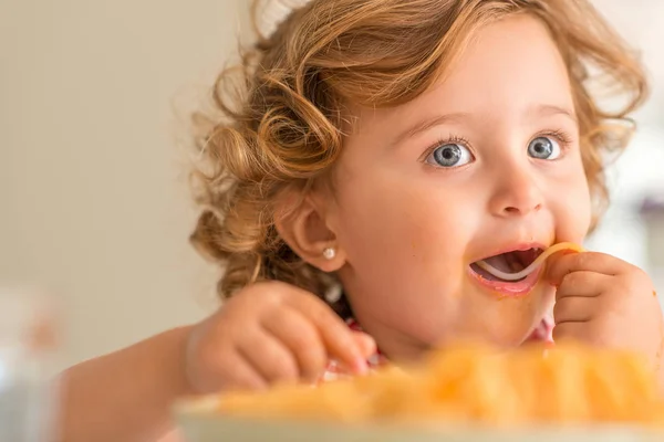 Zbliżenie Piękne Blond Dziecko Jedzenie Spaghetti Rąk Domu — Zdjęcie stockowe