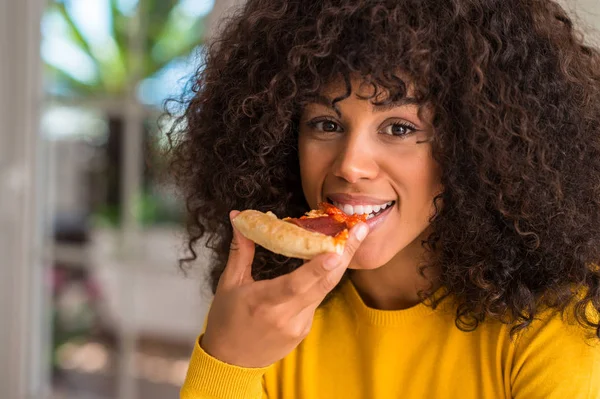 African American Kobieta Gotowe Spożycia Pepperoni Pizza Slice Pewność Ekspresji — Zdjęcie stockowe