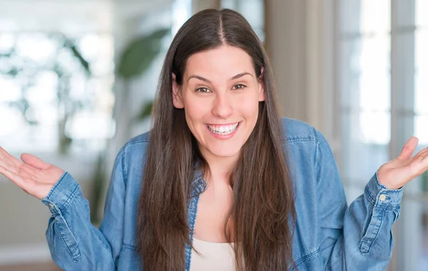 Joven Hermosa Mujer Casa Muy Feliz Emocionada Expresión Ganadora Celebrando — Foto de Stock