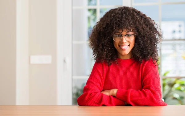 Africká Americká Žena Nosí Brýle Šťastný Obličej Stál Usmíval Důvěřivým — Stock fotografie