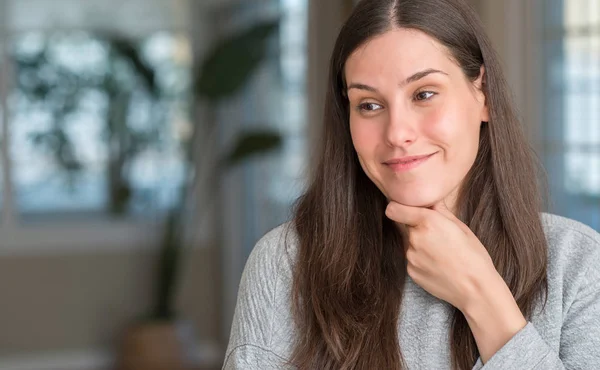 Joven Mujer Hermosa Casa Mirando Con Confianza Cámara Con Sonrisa — Foto de Stock