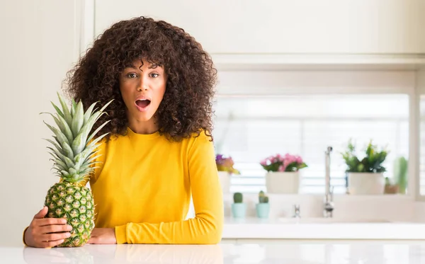 Afrikanische Amerikanerin Und Ananas Tropische Früchte Erschrocken Mit Einem Überraschungsgesicht — Stockfoto