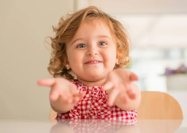 Mooie Blond Kind Lacht Vragen Voor Houden Willen Aandacht Thuis — Stockfoto