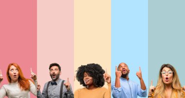 Serin grup insanlar, kadın ve adam mutlu ve yukarı dönük ifade wow jest tezahürat