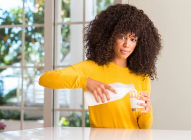 Bir bardak süt kendine güvenen bir ifade ile acımak yüz ciddi düşünüyorum tutan Afrikalı-Amerikalı kadın