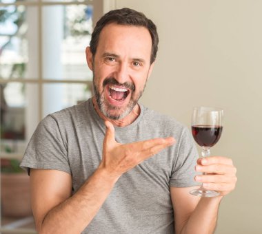 Bir bardak şarap çok mutlu el ve parmak ile işaret içme orta yaş erkek