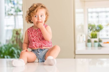 Çilek evde yemek mavi gözlü güzel sarışın çocuğun.