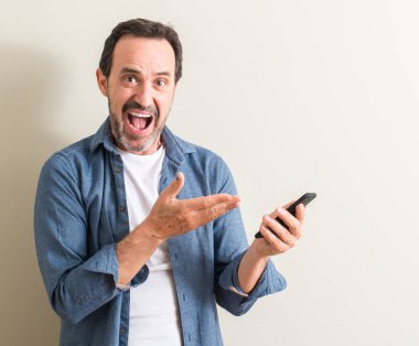 Komuta sizde Smartphone el ve parmak ile işaret çok mutlu kullanarak