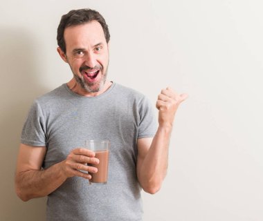 Komuta sizde el ve parmak ile yukarı dönük mutlu yüz gülümseyen ile çikolatalı milkshake içme