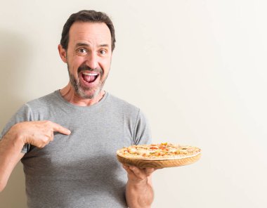 Komuta sizde pizza sürpriz yüz işaret parmağı kendisine holding