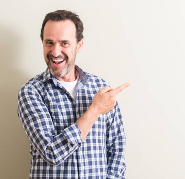 Komuta sizde el ve parmak ile tarafına işaret çok mutlu