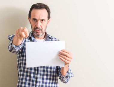 Komuta sizde boş kağıt sayfası kamera ve size, el işareti, pozitif ve kendinden emin bir jest ön parmak ile işaret tutan