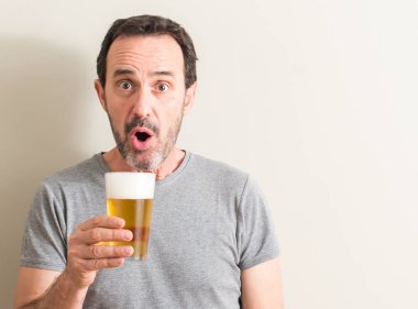 Komuta sizde bir sürpriz yüz, korkuyor ve heyecanlı korku ifadesi ile şok korkmuş bira içmek