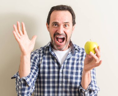 Komuta sizde büyük gülümseme ile çığlık zaferini kutluyor ve ellerini kaldırdı bir yeşil elma çok mutlu ve heyecanlı, kazanan ifade holding