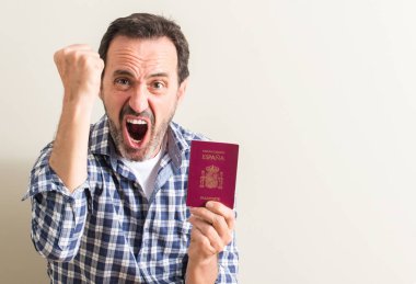 Kıdemli adam İspanyol pasaportu rahatsız tutarak ve boşa çıkarmak ile öfke, çılgın ve yükseltilmiş eliyle diye bağıran öfke kavramı bağırarak.