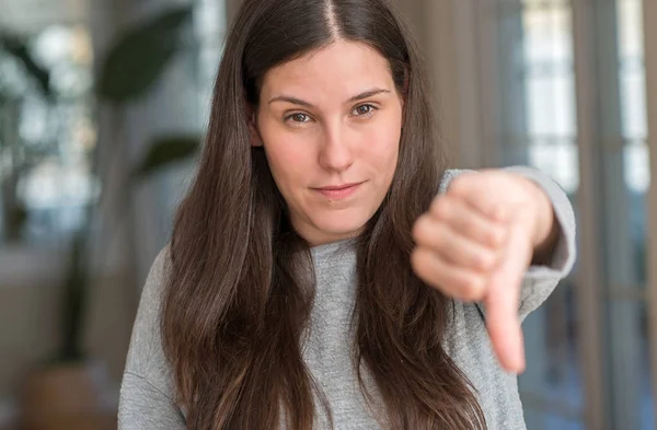Gyönyörű Fiatal Otthon Látszó Boldogtalan Dühös Mutatja Elutasítása Negatív Hüvelykujj — Stock Fotó