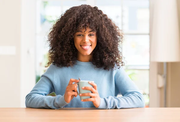 Afrikansk Amerikansk Kvinne Som Holder Kopp Kaffe Hjemme Med Lykkelig – stockfoto