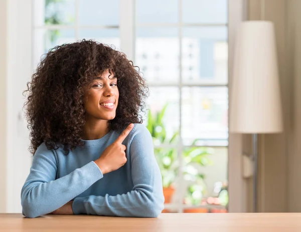 Femme Afro Américaine Maison Gaie Avec Sourire Visage Pointant Avec — Photo