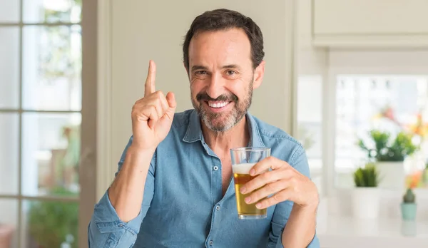 Midden Leeftijd Man Drinken Bier Verrast Met Een Idee Vraag — Stockfoto