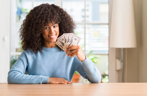 African American Woman Holding Dollar Sedlar Med Ett Glatt Ansikte — Stockfoto