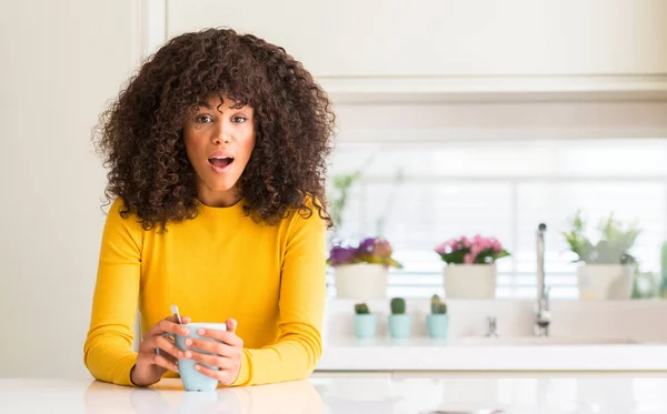 Belle Femme Afro Américaine Tenant Une Tasse Café Maison Effrayée — Photo