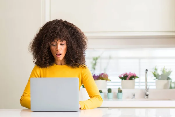 Mujer Afroamericana Usando Computadora Portátil Cocina Asustada Shock Con Una — Foto de Stock