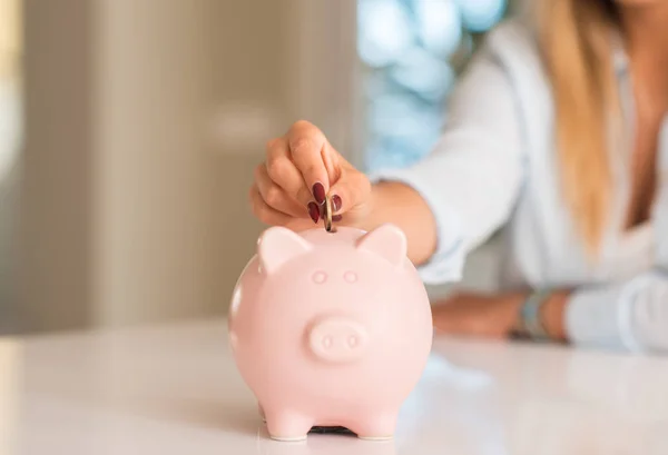 Jovem Bonita Mãos Segurando Uma Moeda Investindo Banco Porquinho Casa — Fotografia de Stock