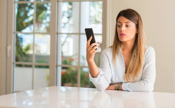 Zdegustowana Kobieta Pomocą Smartfona Trzymając Telefon Komórkowy Patrząc Domu — Zdjęcie stockowe
