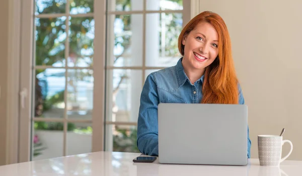 Mulher Ruiva Usando Laptop Computador Casa Com Rosto Feliz Sorrindo — Fotografia de Stock