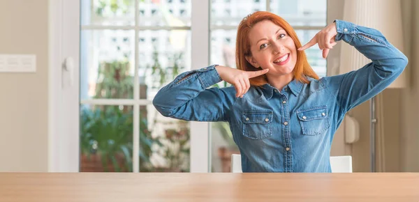 Mulher Ruiva Casa Sorrindo Confiante Mostrando Apontando Com Dedos Dentes — Fotografia de Stock