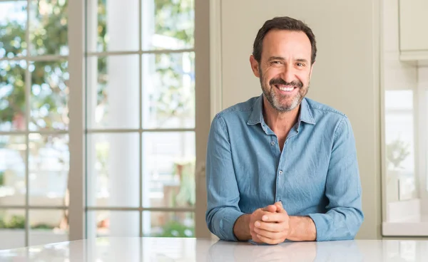 Hombre Guapo Mediana Edad Con Una Cara Feliz Pie Sonriendo —  Fotos de Stock