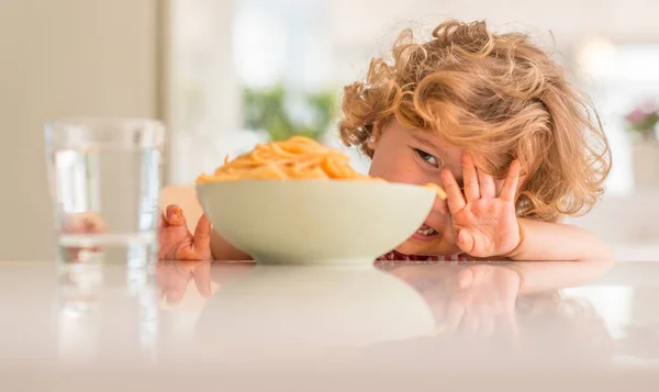 Mooie Blond Kind Eten Spaghetti Met Handen Huilen Met Driftbui — Stockfoto