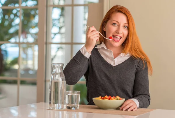 Mulher Ruiva Comendo Tigela Frutas Kiwi Morango Casa Com Rosto — Fotografia de Stock