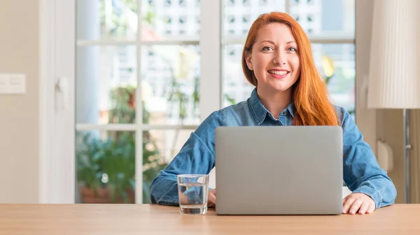 Ruda Kobieta Komputer Laptop Domu Pomocą Szczęśliwy Twarz Stałego Uśmiechając — Zdjęcie stockowe