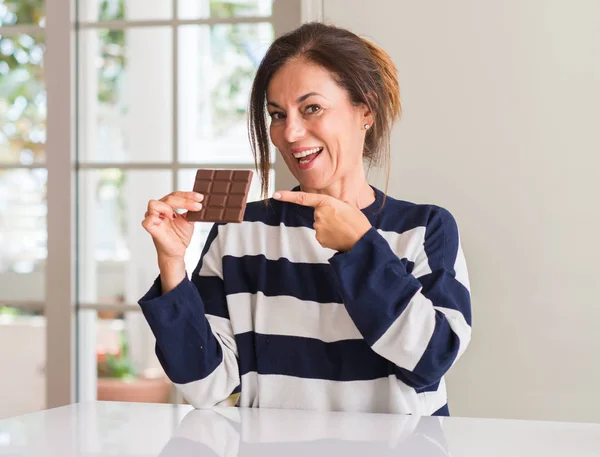 Középkorú Eszik Csokit Nagyon Boldog Rámutatva Kéz Ujj — Stock Fotó