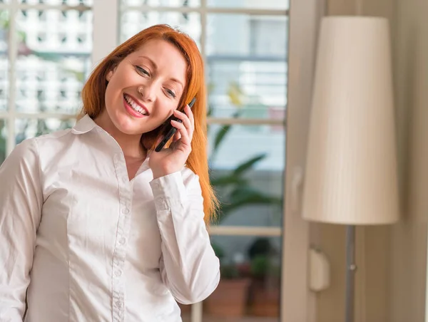 Roodharige Vrouw Met Behulp Van Smartphone Thuis Met Een Blij — Stockfoto