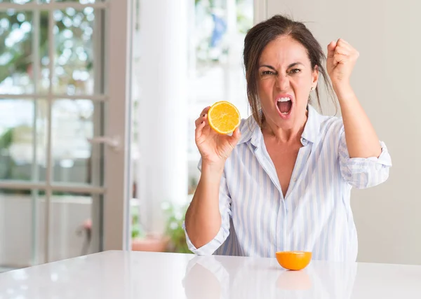 Mulher Meia Idade Segurando Frutas Laranja Irritado Frustrado Gritando Com — Fotografia de Stock