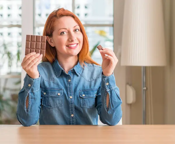 Rothaarige Frau Hält Schokoriegel Hause Mit Einem Glücklichen Gesicht Stehen — Stockfoto