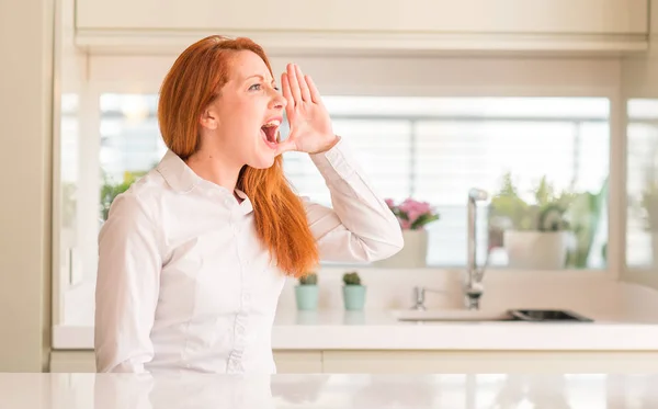 Redhead Woman Kitchen Shouting Screaming Loud Side Hand Mouth Communication — Stock Photo, Image